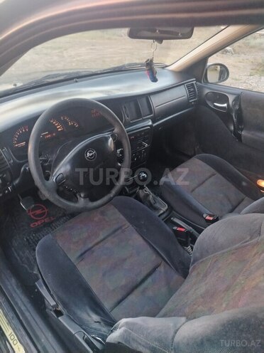 Opel Vectra 1999, 218,425 km - 1.6 l - Qazax