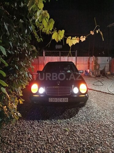 Mercedes E 240 1999, 128,000 km - 2.4 l - Füzuli