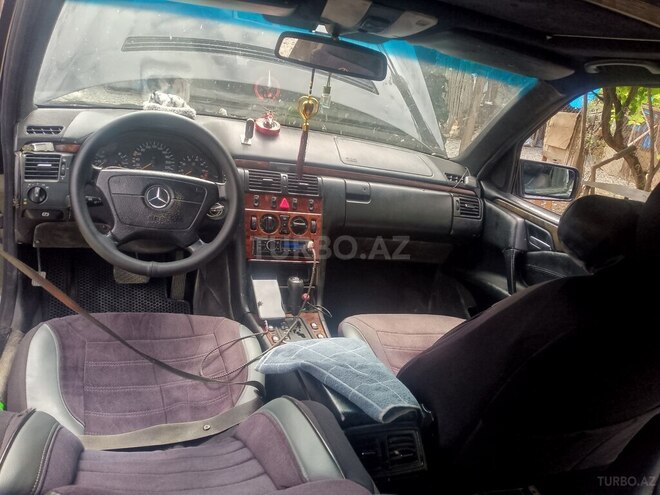 Mercedes E 240 1999, 128,000 km - 2.4 l - Füzuli