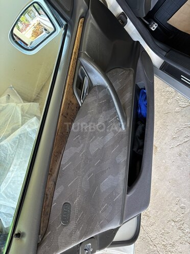Mercedes E 220 2001, 500,000 km - 2.2 l - Qazax