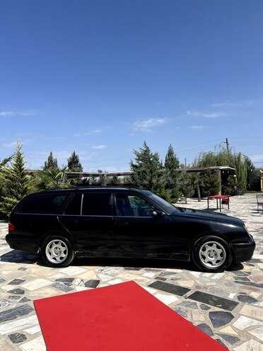 Mercedes E 200 1999, 330,000 km - 2.0 л - Salyan