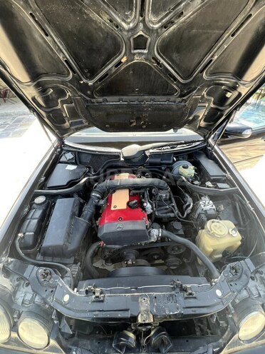 Mercedes E 200 1999, 330,000 km - 2.0 л - Salyan