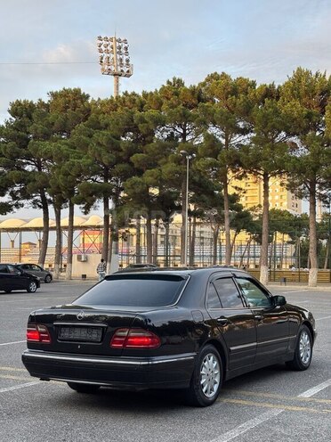 Mercedes E 220 2001, 368,000 km - 2.2 l - Sumqayıt