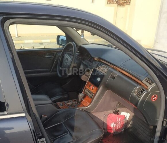 Mercedes E 240 1999, 273,358 km - 2.4 л - Naxçıvan