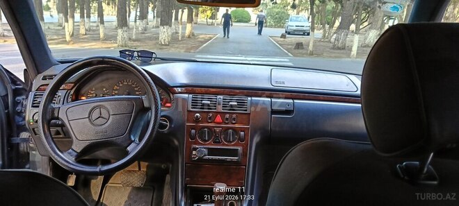 Mercedes E 220 1997, 350,000 km - 2.2 l - Sumqayıt