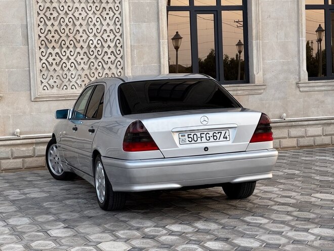 Mercedes C 200 2000, 368,000 km - 2.0 l - Saatlı