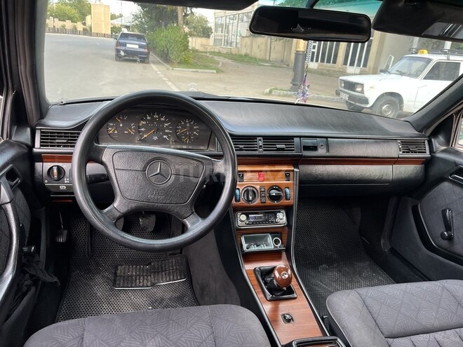 Mercedes  1993, 412,357 km - 2.0 l - Qazax