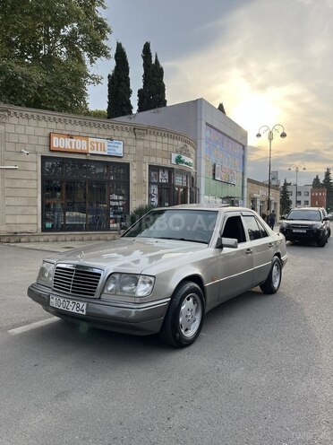 Mercedes  1993, 412,357 km - 2.0 l - Qazax