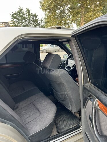 Mercedes  1993, 412,357 km - 2.0 l - Qazax