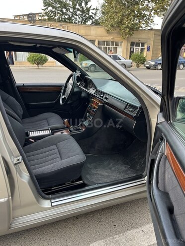 Mercedes  1993, 412,357 km - 2.0 l - Qazax