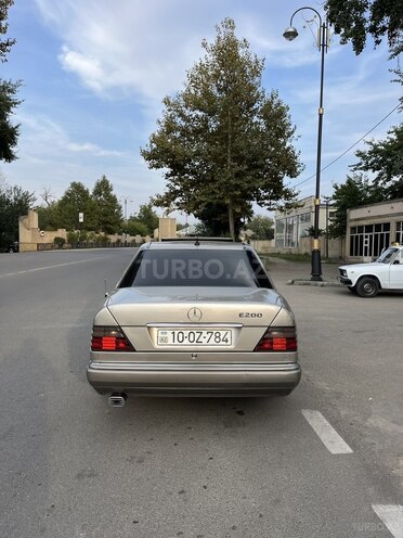 Mercedes  1993, 412,357 km - 2.0 l - Qazax