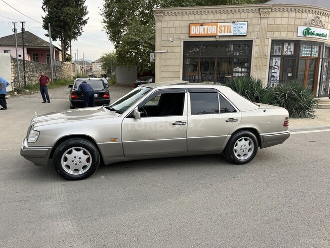 Mercedes  1993, 412,357 km - 2.0 l - Qazax