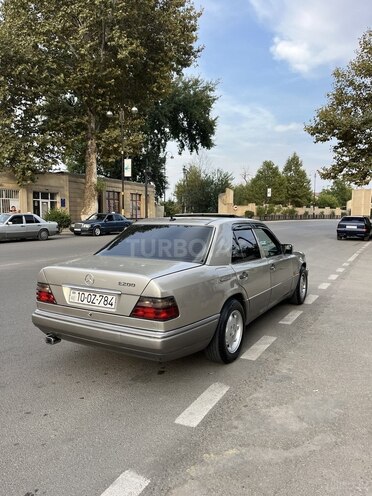 Mercedes  1993, 412,357 km - 2.0 l - Qazax