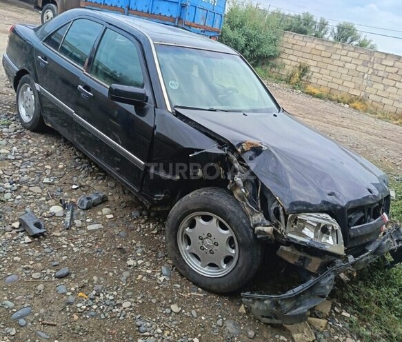 Mercedes C 220 1995, 321,870 km - 2.2 l - Saatlı