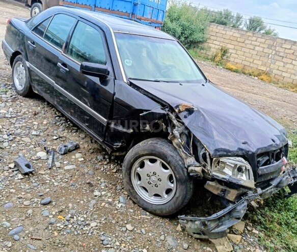 Mercedes C 220 1995, 321,870 km - 2.2 l - Saatlı