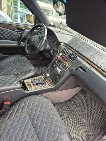 Mercedes E 240 1998, 500,000 km - 2.4 l - Zaqatala