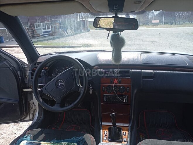 Mercedes E 200 1995, 326,000 km - 2.0 л - Astara