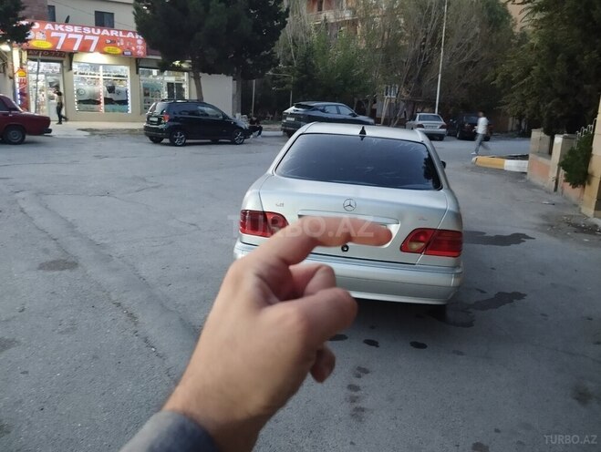 Mercedes E 220 1997, 375,000 km - 2.2 l - Sumqayıt