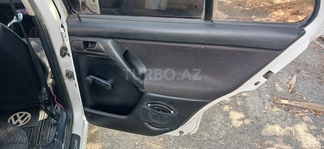 Volkswagen Golf 1995, 267,312 km - 1.4 l - Qax