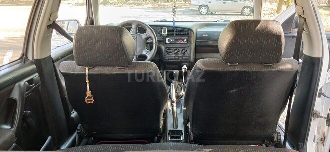 Volkswagen Golf 1995, 267,312 km - 1.4 l - Qax