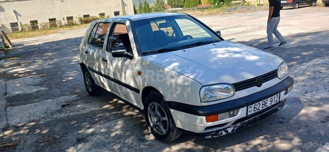 Volkswagen Golf 1995, 267,312 km - 1.4 l - Qax