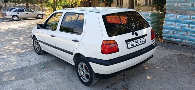 Volkswagen Golf 1995, 267,312 km - 1.4 l - Qax