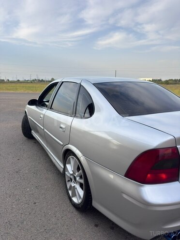 Opel Vectra 1999, 325,000 km - 1.6 л - Qazax