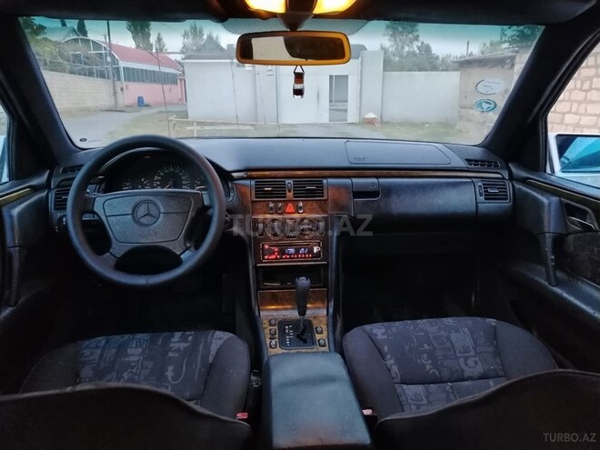 Mercedes E 200 1998, 250,000 km - 2.0 l - Bərdə