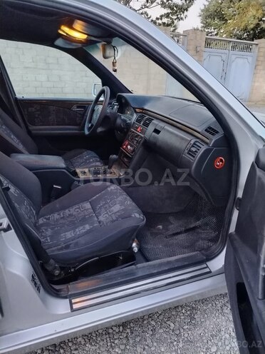 Mercedes E 200 1998, 250,000 km - 2.0 l - Bərdə