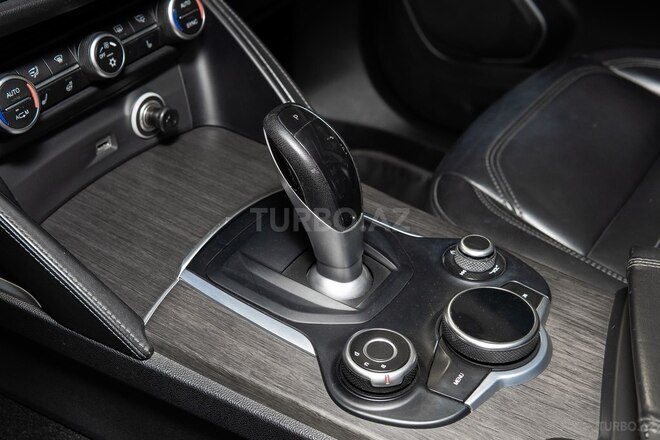 Alfa Romeo Stelvio 2017, 157,489 km - 2.0 l - Bakı