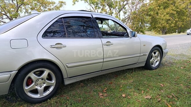 Mercedes E 280 1996, 500,000 km - 2.8 l - Qax