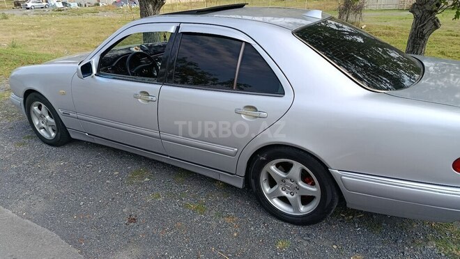 Mercedes E 280 1996, 500,000 km - 2.8 l - Qax
