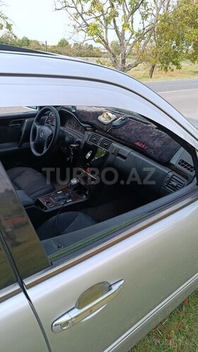 Mercedes E 280 1996, 500,000 km - 2.8 l - Qax