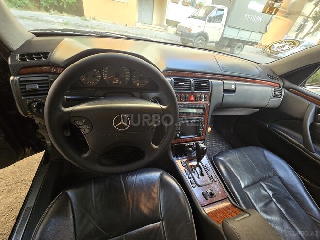 Mercedes E 270 2001, 258,600 km - 2.7 l - Bakı