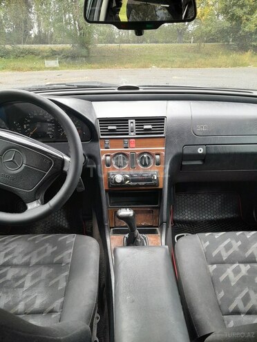 Mercedes C 200 1995, 261,624 km - 2.0 л - Qax