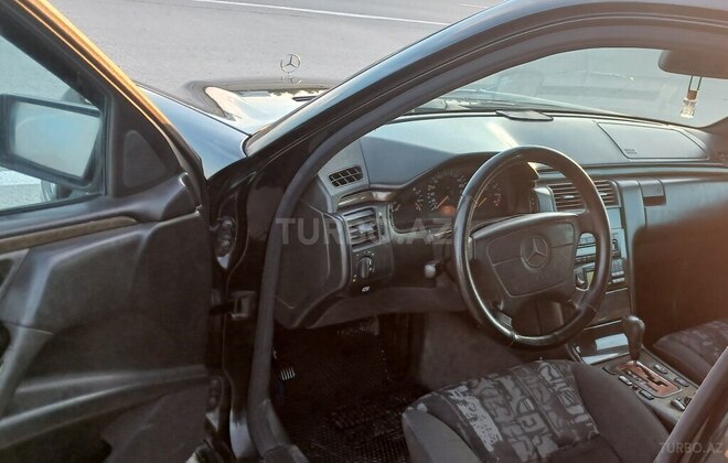 Mercedes E 280 1997, 321,416 km - 2.8 l - Bakı