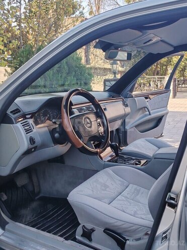 Mercedes E 240 1997, 200,000 km - 2.4 l - Sabirabad