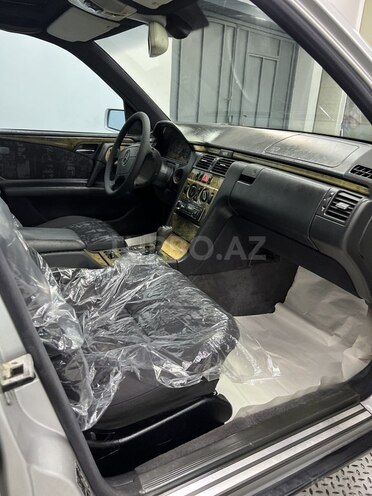 Mercedes E 240 1998, 328,111 km - 2.4 л - Sumqayıt