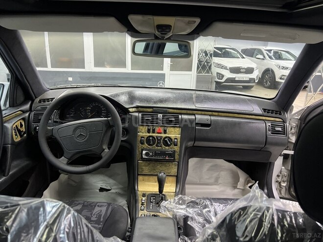 Mercedes E 240 1998, 328,111 km - 2.4 л - Sumqayıt