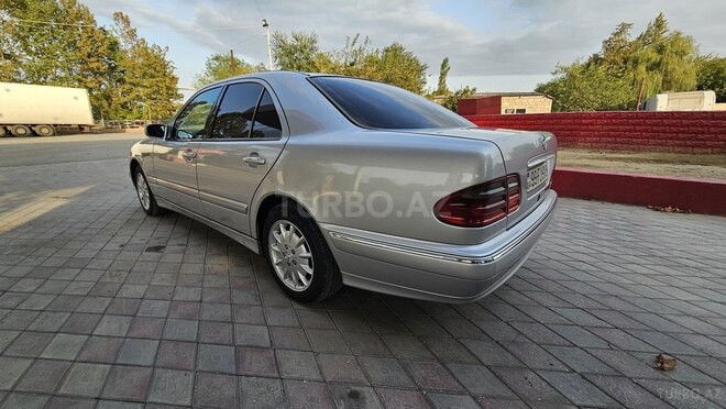 Mercedes E 270 2001, 385,000 km - 2.7 l - Salyan