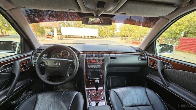 Mercedes E 270 2001, 385,000 km - 2.7 l - Salyan