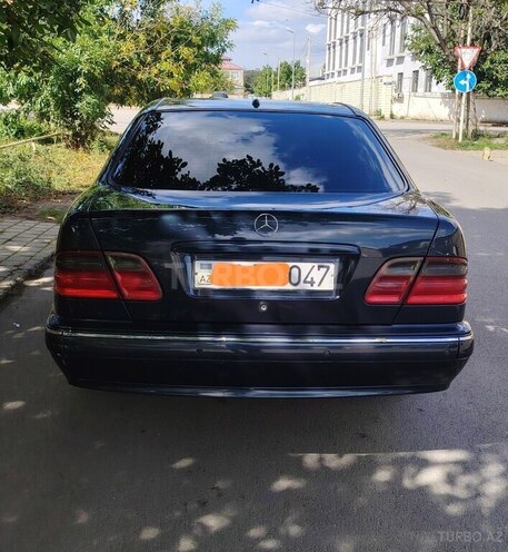 Mercedes E 270 2001, 430,000 km - 2.7 л - Quba