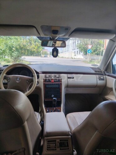 Mercedes E 270 2001, 430,000 km - 2.7 л - Quba
