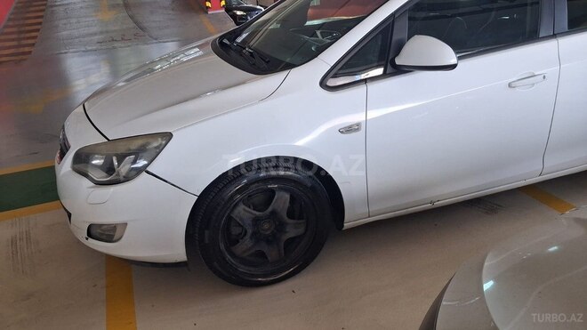Opel Astra 2011, 240,000 km - 1.6 l - Bakı