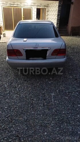 Mercedes E 220 1996, 285,000 km - 2.2 л - Qazax