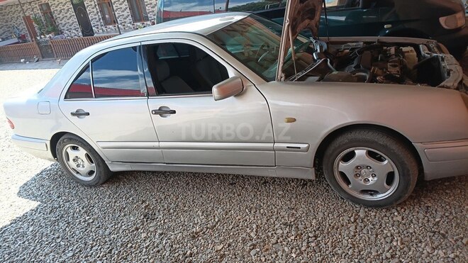 Mercedes E 220 1996, 285,000 km - 2.2 л - Qazax