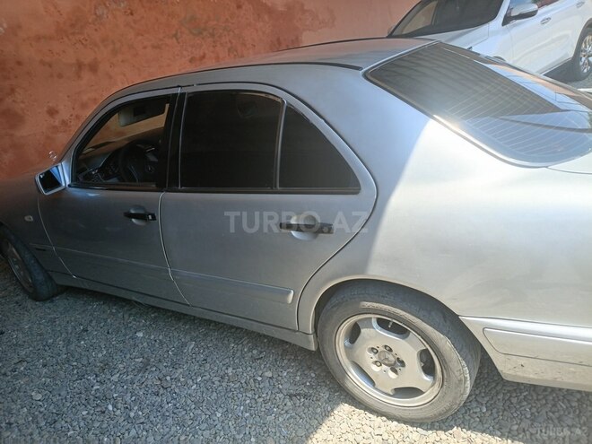 Mercedes E 220 1996, 285,000 km - 2.2 л - Qazax