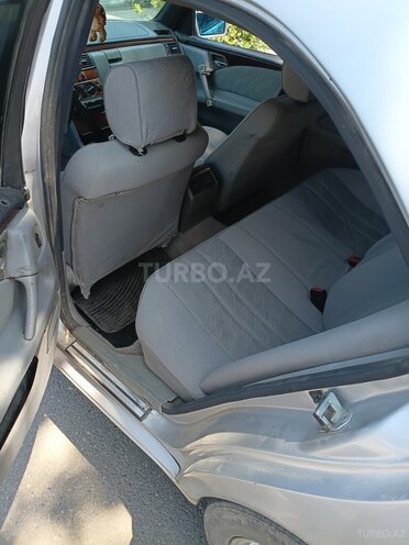 Mercedes E 220 1996, 285,000 km - 2.2 л - Qazax