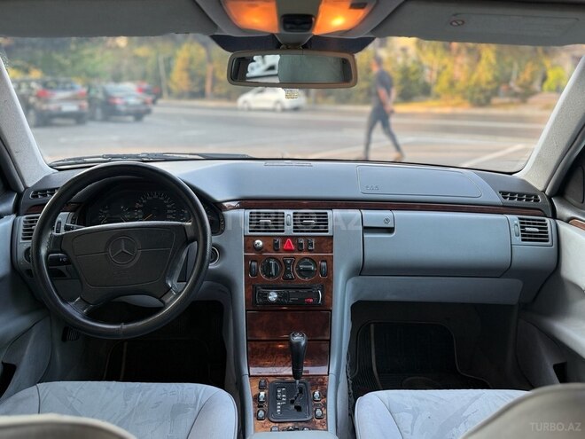 Mercedes E 240 1999, 303,000 km - 2.4 л - Bakı