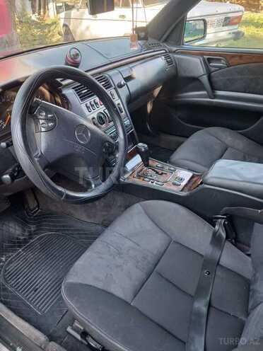 Mercedes E 200 1998, 520,000 km - 2.0 l - Qax